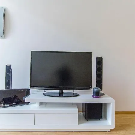 Apartamento Elegant Snow White Loft With Jacuzzi And Garage Praga