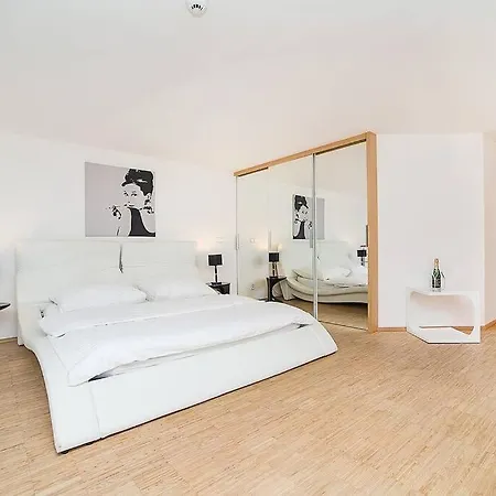 Elegant Snow White Loft With Jacuzzi And Garage *