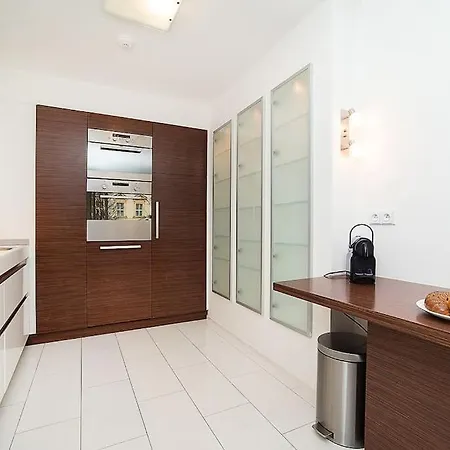 Elegant Snow White Loft With Jacuzzi And Garage * Praga