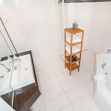Elegant Snow White Loft With Jacuzzi And Garage Praga