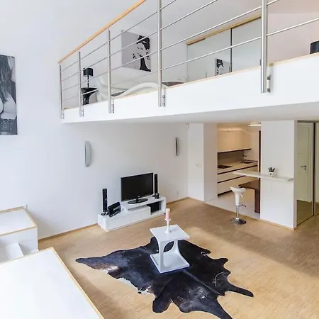 Elegant Snow White Loft With Jacuzzi And Garage *
