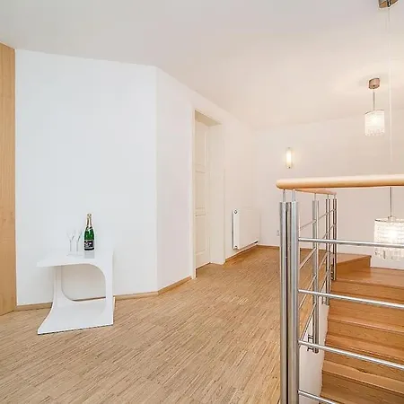Elegant Snow White Loft With Jacuzzi And Garage Apartamento *