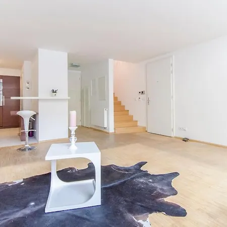 Elegant Snow White Loft With Jacuzzi And Garage