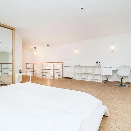 Elegant Snow White Loft With Jacuzzi And Garage شقة