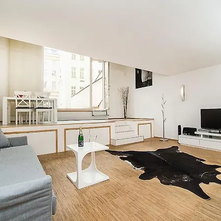 Elegant Snow White Loft With Jacuzzi And Garage