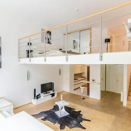 Elegant Snow White Loft With Jacuzzi And Garage شقة
