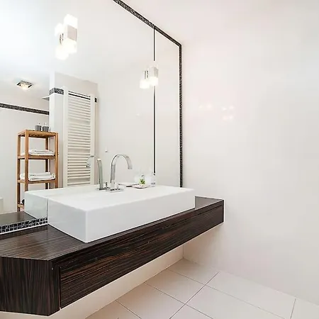 Elegant Snow White Loft With Jacuzzi And Garage شقة