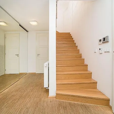 Elegant Snow White Loft With Jacuzzi And Garage شقة