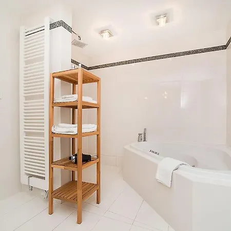 شقة Elegant Snow White Loft With Jacuzzi And Garage