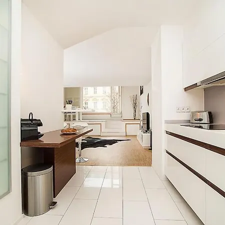 شقة Elegant Snow White Loft With Jacuzzi And Garage