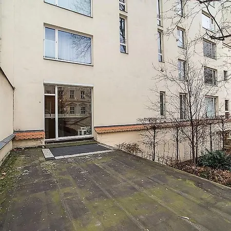 شقة Elegant Snow White Loft With Jacuzzi And Garage