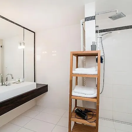 Elegant Snow White Loft With Jacuzzi And Garage شقة